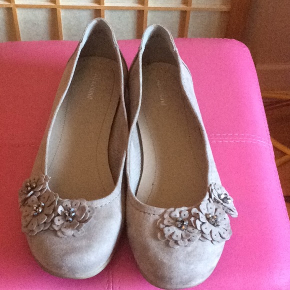 Flats - Picture 1 of 4